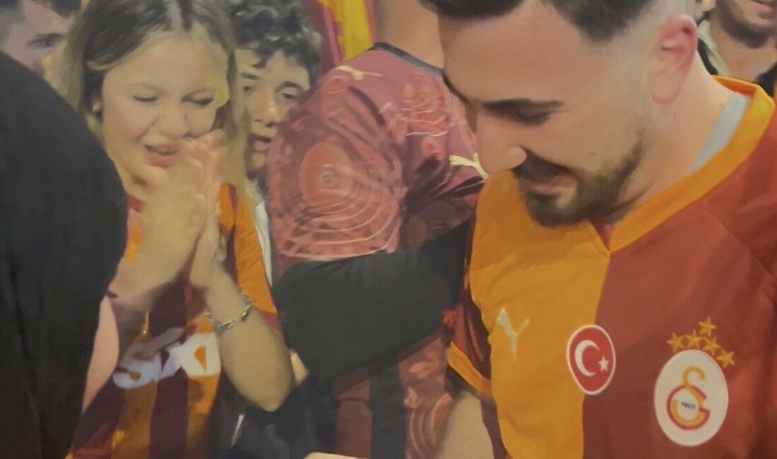Kayseri’de Galatasaray’ın şampiyonluk kutlamalarında bir taraftar kız arkadaşına evlenme teklifinde