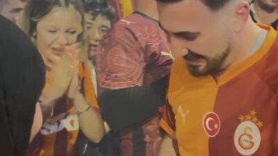 Kayseri’de Galatasaray’ın şampiyonluk kutlamalarında bir taraftar kız arkadaşına evlenme teklifinde