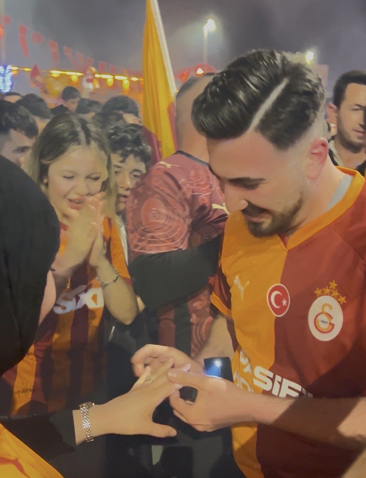 Kayseri’de Galatasaray’ın şampiyonluk kutlamalarında bir taraftar kız arkadaşına evlenme teklifinde