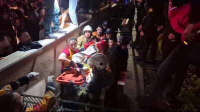 Bartın’da şampiyonluk kutlamasına katılan bir kadın taraftar, yaklaşık 2 metre