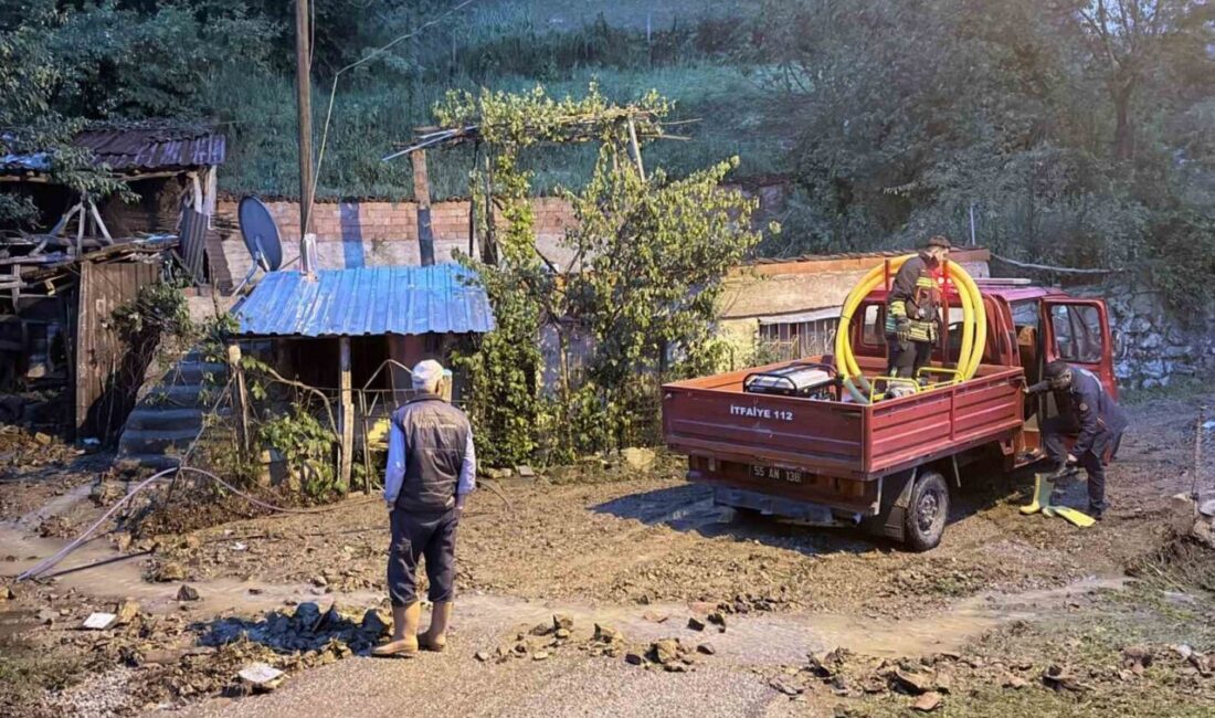 Samsun’un Kavak ilçesinde sağanak ve dolu etkili oldu, yollar göle
