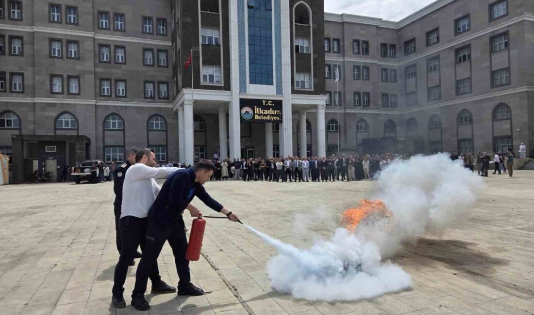 Samsun’un İlkadım Belediyesi Hizmet Binası’nda tüm personelin katılımıyla yangın tatbikatı