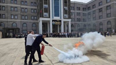 Samsun’un İlkadım Belediyesi Hizmet Binası’nda tüm personelin katılımıyla yangın tatbikatı