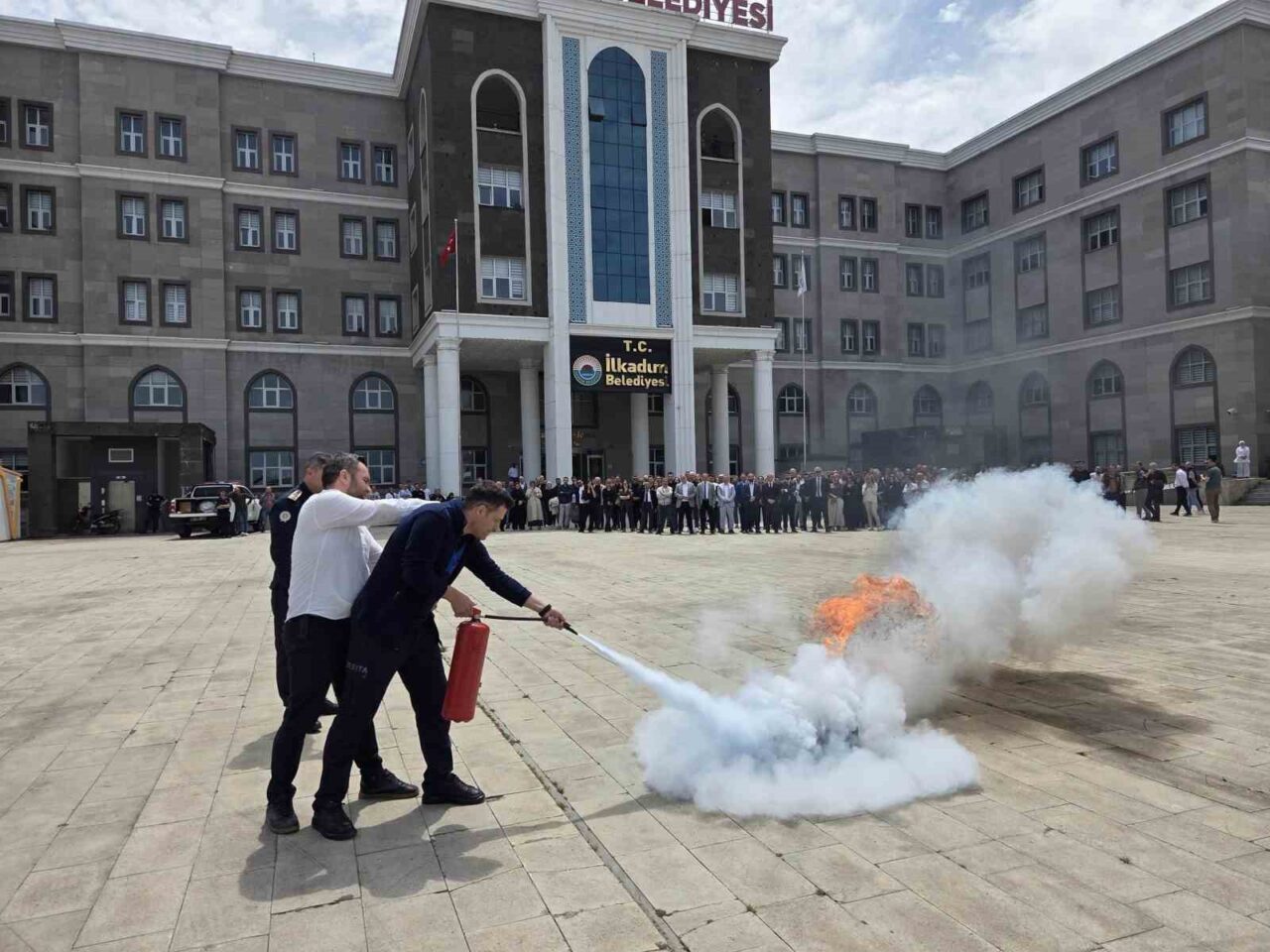 Samsun’un İlkadım Belediyesi Hizmet Binası’nda tüm personelin katılımıyla yangın tatbikatı