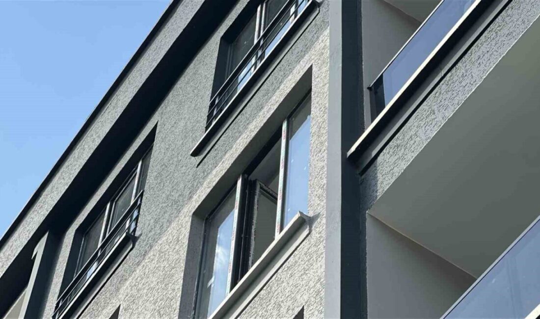 Samsun’un Atakum ilçesinde yapımı süren 5 katlı inşaatta çalışan laminant