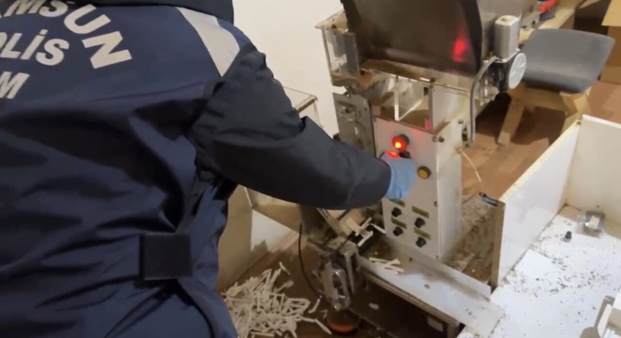 Samsun’un Atakum ilçesinde kaçak sigara üretimi yapılan adrese düzenlenen operasyonda