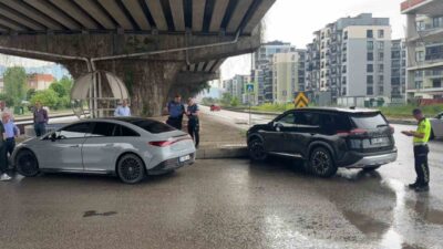 Samsun’da başka bir araca çarpmamak için manevra yapan SUV sürücüsü