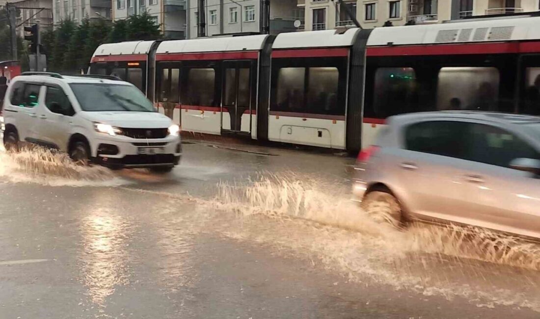 Samsun’un Atakum ilçesinde etkili olan kuvvetli sağanak nedeniyle bazı caddeler