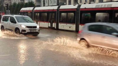 Samsun’un Atakum ilçesinde etkili olan kuvvetli sağanak nedeniyle bazı caddeler