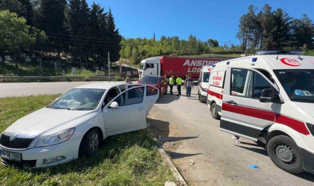 Samsun’da SUV araç ile otomobilin çarpıştığı kazada 1’i çocuk 2