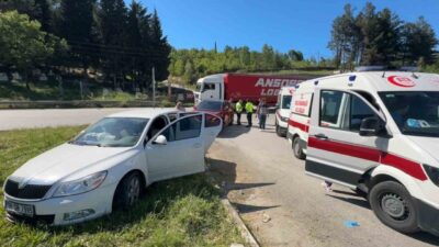 Samsun’da SUV araç ile otomobilin çarpıştığı kazada 1’i çocuk 2