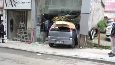 Samsun’un İlkadım İlçesinde kontrolden çıkan otomobil terzi dükkanına girdi. Kaza,