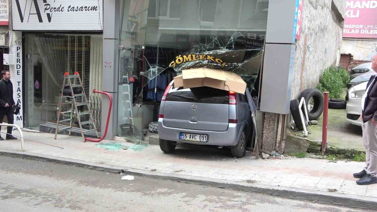 Samsun’un İlkadım İlçesinde kontrolden çıkan otomobil terzi dükkanına girdi. Kaza,