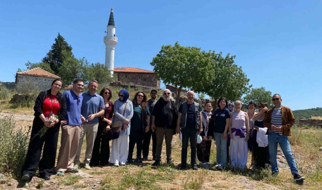 Ege Üniversitesi Edebiyat Fakültesi Sanat Tarihi Bölümü akademisyen ve öğrencileri,