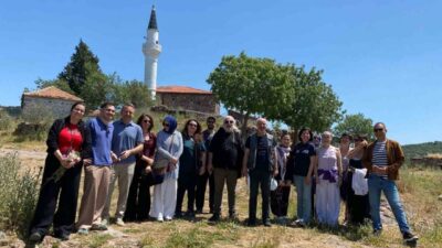 Ege Üniversitesi Edebiyat Fakültesi Sanat Tarihi Bölümü akademisyen ve öğrencileri,