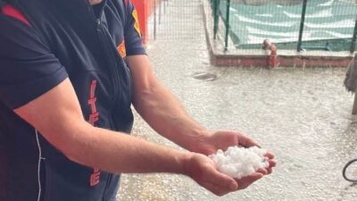 Afyonkarahisar’ın Sandıklı ilçesinde öğle saatlerinde aniden bastıran şiddetli dolu yağışı