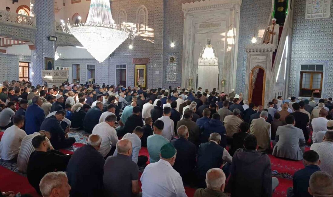 Şanlıurfa’da Kurban Bayramı dolayısıyla binlerce vatandaş, Balıklıgöl Platosu’ndaki camilere akın