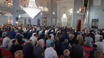 Şanlıurfa’da Kurban Bayramı dolayısıyla binlerce vatandaş, Balıklıgöl Platosu’ndaki camilere akın