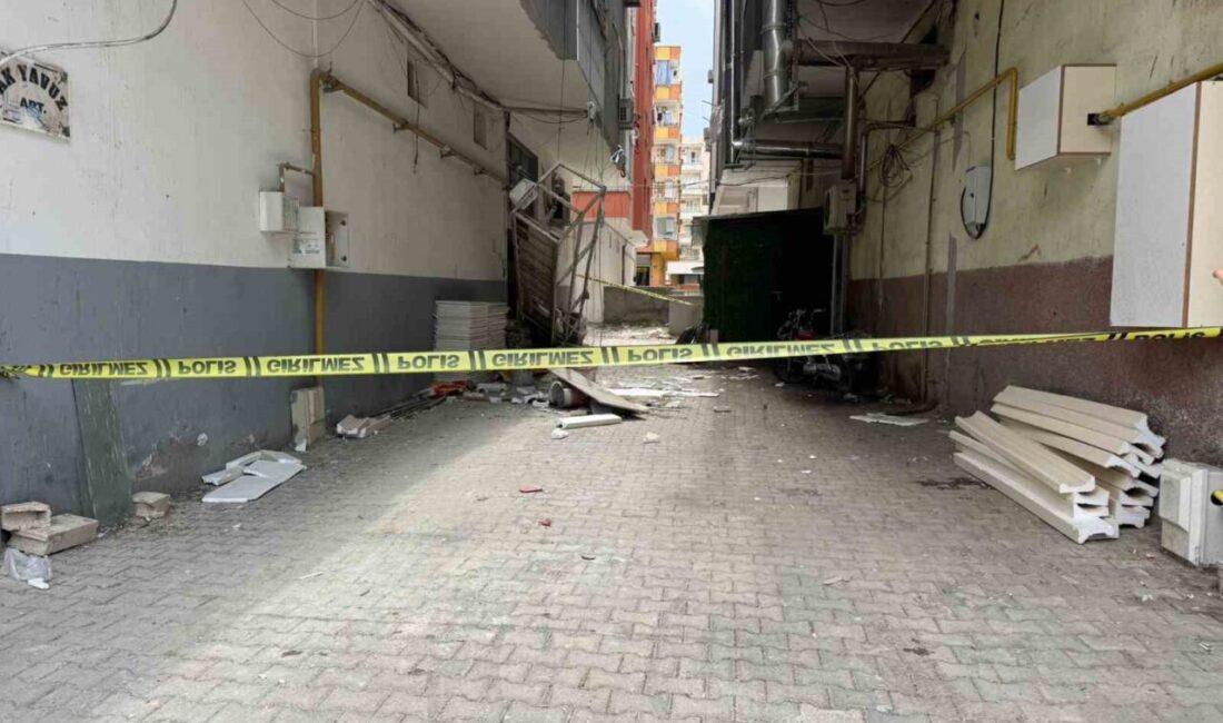 Şanlıurfa’nın Birecik ilçesinde inşaatın dış cephe giydirmesini yapan iki işçinin