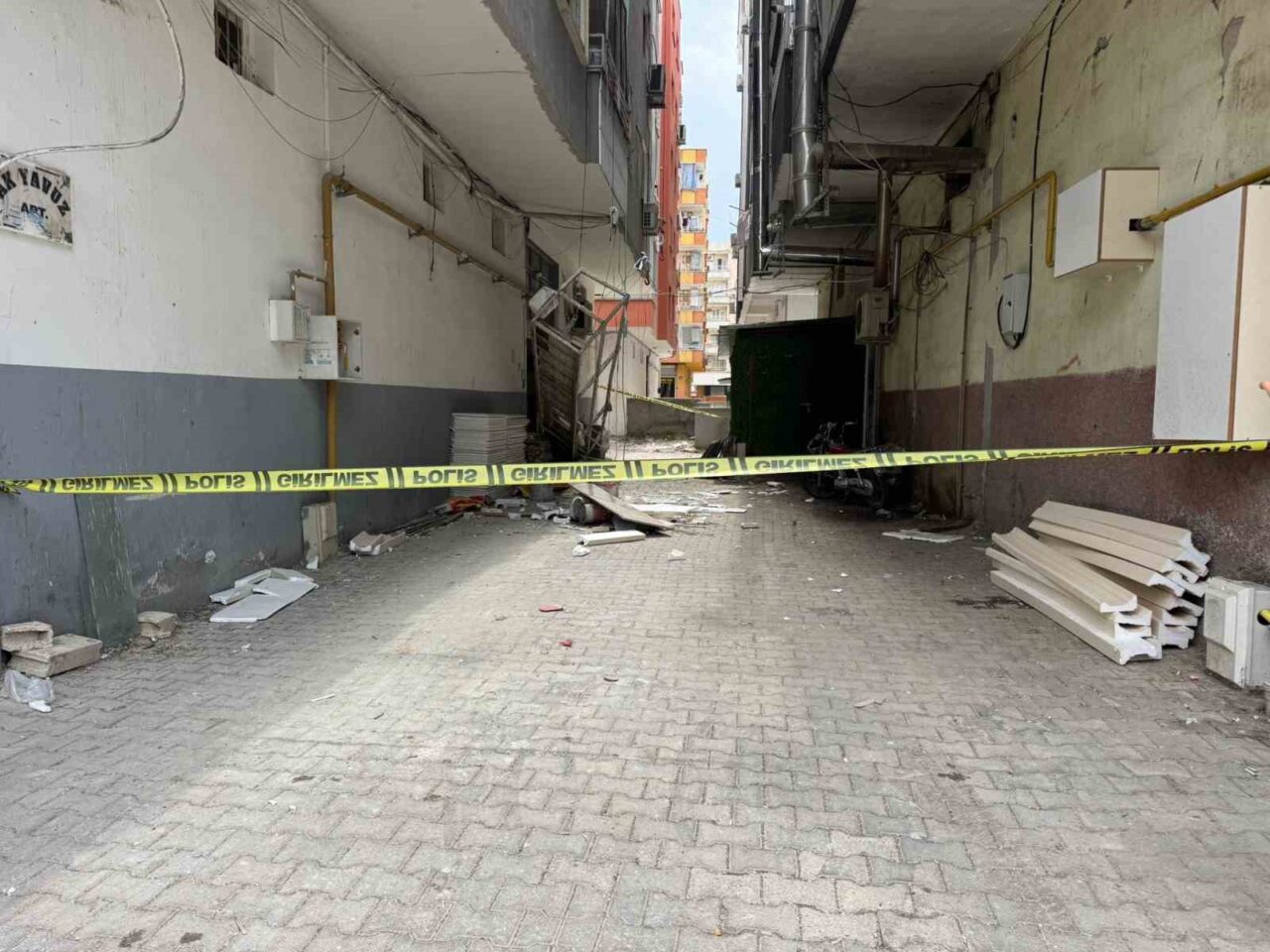 Şanlıurfa’nın Birecik ilçesinde inşaatın dış cephe giydirmesini yapan iki işçinin