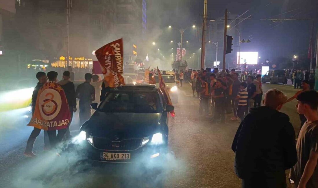 Şanlıurfa’da Galatasaraylı taraftarlar, Fenerbahçe’nin maket tabutunu kaldırarak şampiyonluğu kutladı. Meşaleler