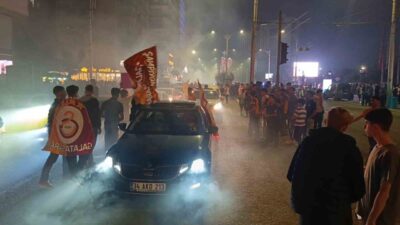 Şanlıurfa’da Galatasaraylı taraftarlar, Fenerbahçe’nin maket tabutunu kaldırarak şampiyonluğu kutladı. Meşaleler