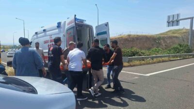 Şanlıurfa’nın Birecik ilçesinde iki otomobilin çarpışması sonucu meydana gelen kazada