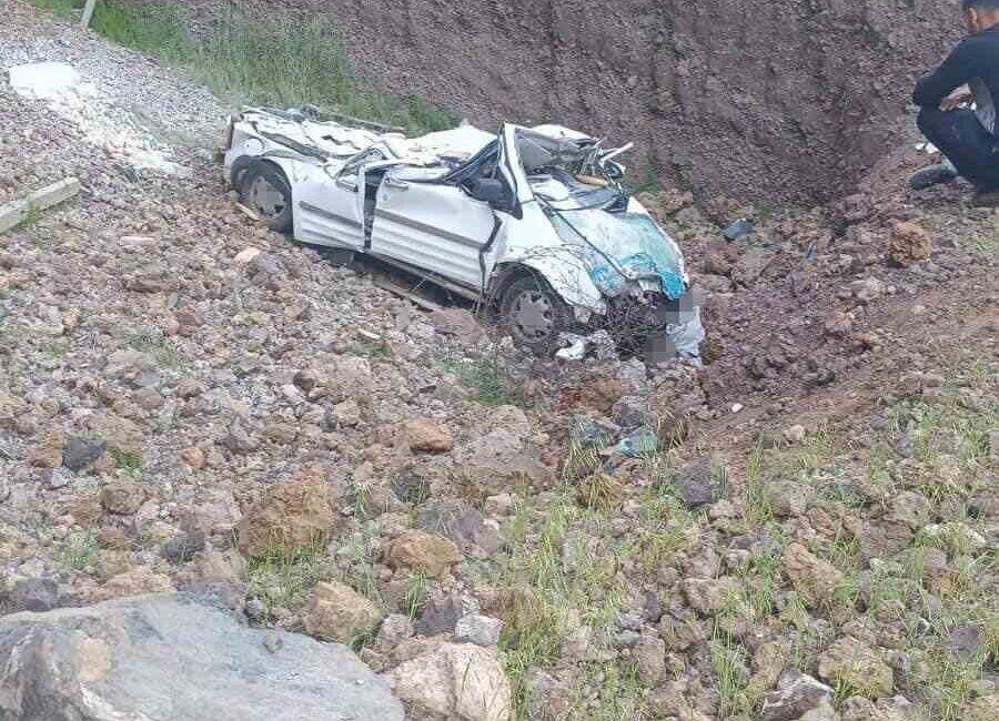 Şanlıurfa’nın Siverek ilçesine bağlı Karabahçe Gazi köyünde kamyonetin uçuruma yuvarlandığı