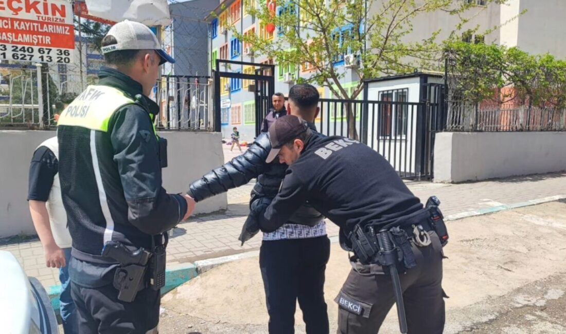 Şanlıurfa’da polis ekiplerince okul önlerinde yapılan denetimlerde, aranan 2 şahıs