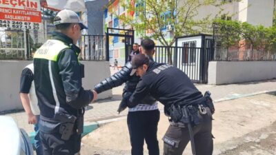 Şanlıurfa’da polis ekiplerince okul önlerinde yapılan denetimlerde, aranan 2 şahıs