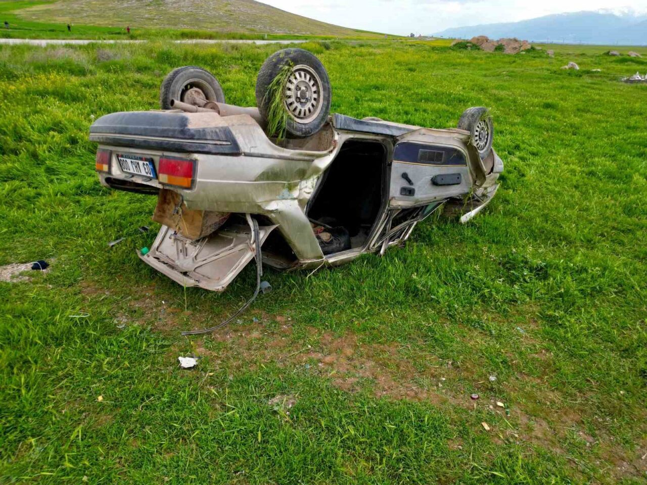 Afyonkarahisar’da kontrolden çıkarak şarampol’e devrilen otomobilde 14 yaşında bir çocuk