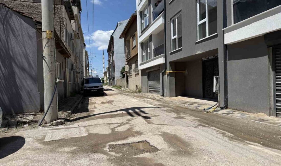 Eskişehir’in Şarhöyük Mahallesi’nde çukurlarla dolan ve yağmur sularıyla gölete dönen