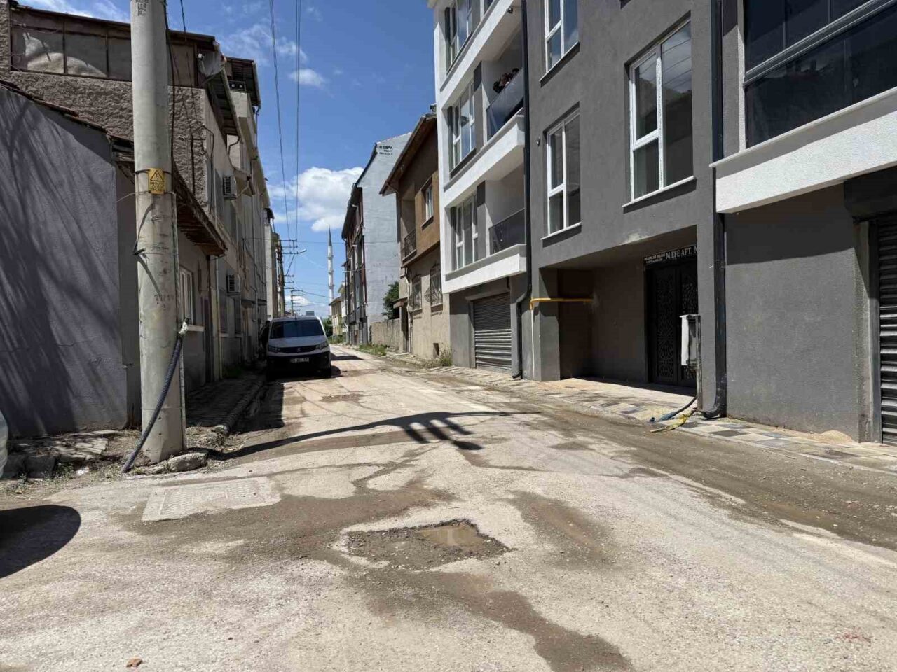 Eskişehir’in Şarhöyük Mahallesi’nde çukurlarla dolan ve yağmur sularıyla gölete dönen