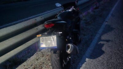 Manisa’nın Sarıgöl ilçesinde kontrolden çıkarak bariyerlere çarpan motosikletteki 1 kişi