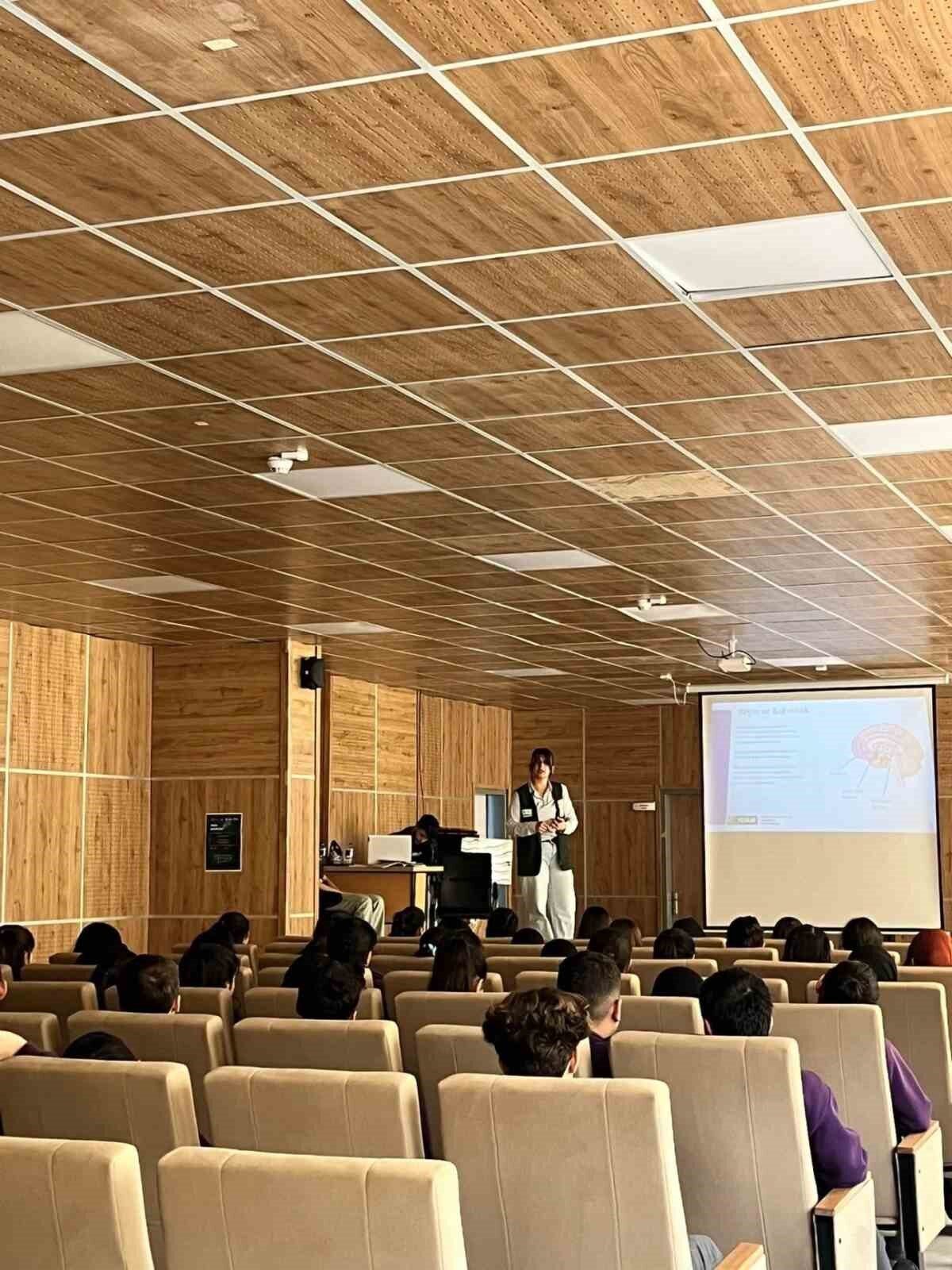 Yeşilay tarafından, Sarıkamış Fen Lisesi yurt öğrencilerine yönelik farkındalık eğitimi