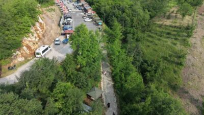 Düzce’de etkisini artıran sıcak hava nedeniyle vatandaşlar serinlemek için Sarıkaya