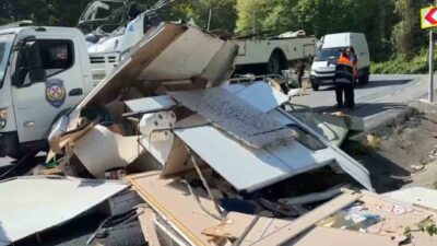 Sarıyer’de virajı alamayarak bariyerlere çarpan karavanın sürücüsü hayatını kaybetti. Araç