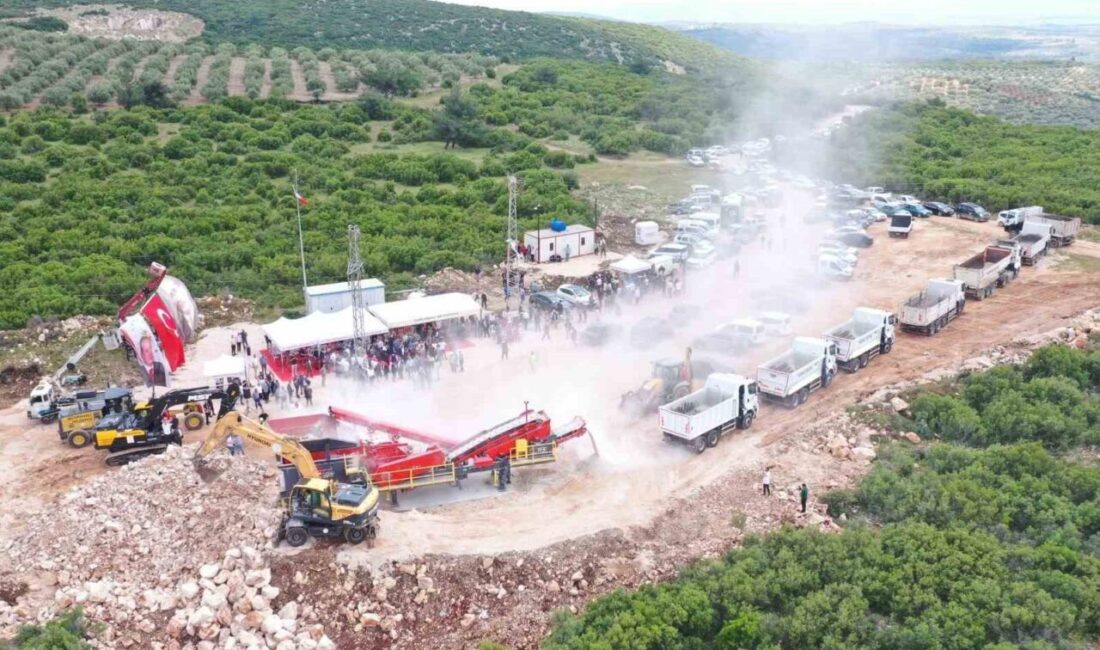 Manisa’nın Saruhanlı ilçesinde, arazi yollarının ıslahında kullanılacak mıcır taşının üretimi