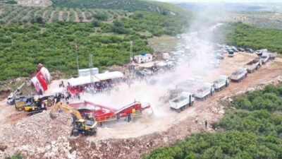 Manisa’nın Saruhanlı ilçesinde, arazi yollarının ıslahında kullanılacak mıcır taşının üretimi