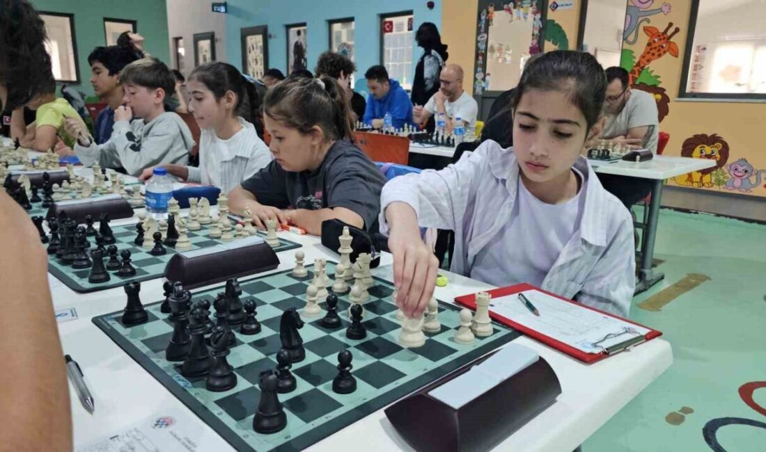 Aydın’ın Nazilli ilçesinde düzenlenen satranç turnuvasında mücadele eden 120 sporcu,