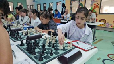 Aydın’ın Nazilli ilçesinde düzenlenen satranç turnuvasında mücadele eden 120 sporcu,