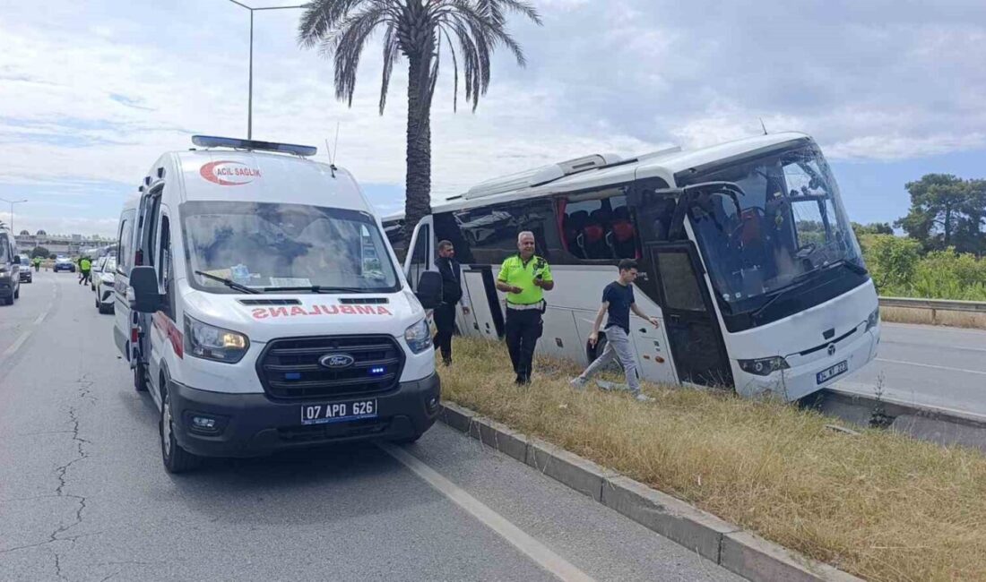 D-400 Kara yolunda şehirlerarası yolcu otobüsünün refüje çıkarak palmiye ağacına