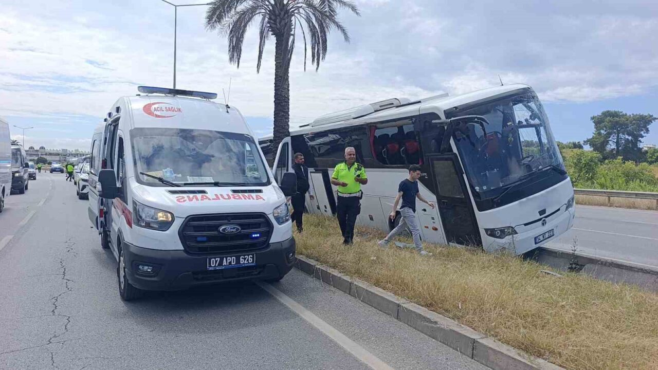 D-400 Kara yolunda şehirlerarası yolcu otobüsünün refüje çıkarak palmiye ağacına