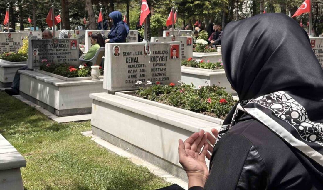 Kayseri’de şehit anneleri; Anneler Günü dolayısıyla oğullarının kabirlerini ziyaret etti.