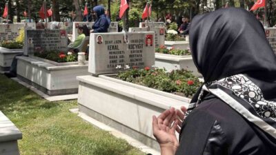 Kayseri’de şehit anneleri; Anneler Günü dolayısıyla oğullarının kabirlerini ziyaret etti.