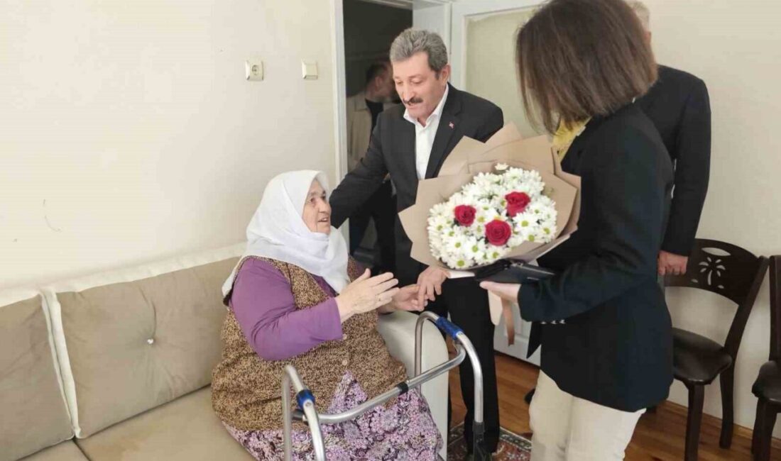 Samsun Valisi Orhan Tavlı ve eşi Ayşe Tavlı, Anneler Günü
