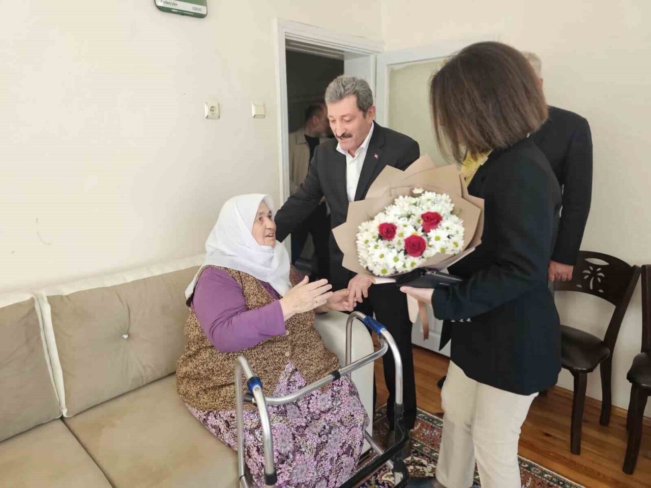 Samsun Valisi Orhan Tavlı ve eşi Ayşe Tavlı, Anneler Günü