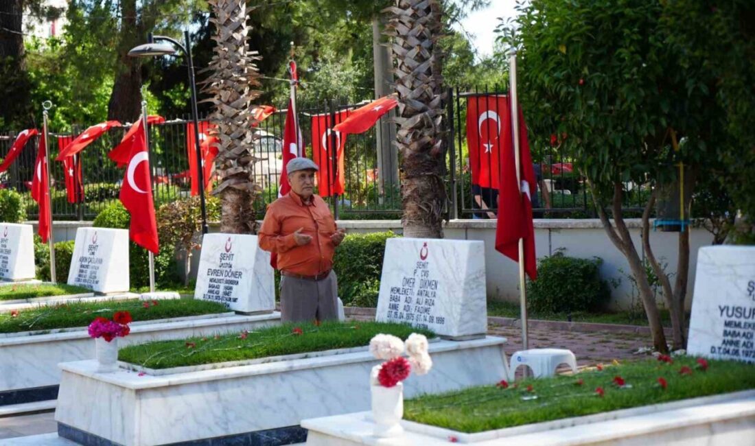 Antalya’da Kurban Bayramı arefesinde Uncalı Mezarlığı’ndaki şehitlikte duygu dolu anlar