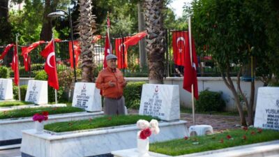 Antalya’da Kurban Bayramı arefesinde Uncalı Mezarlığı’ndaki şehitlikte duygu dolu anlar