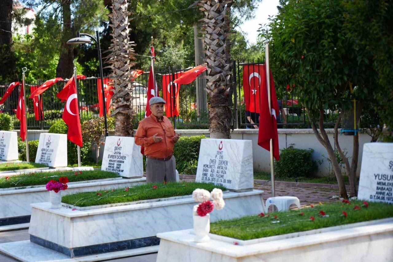 Antalya’da Kurban Bayramı arefesinde Uncalı Mezarlığı’ndaki şehitlikte duygu dolu anlar